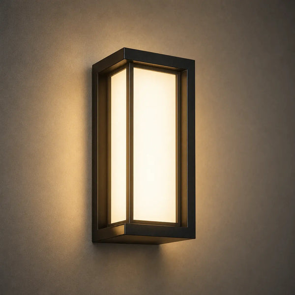 Schwarze Wandleuchte in Laternenform mit warmweißem Licht
