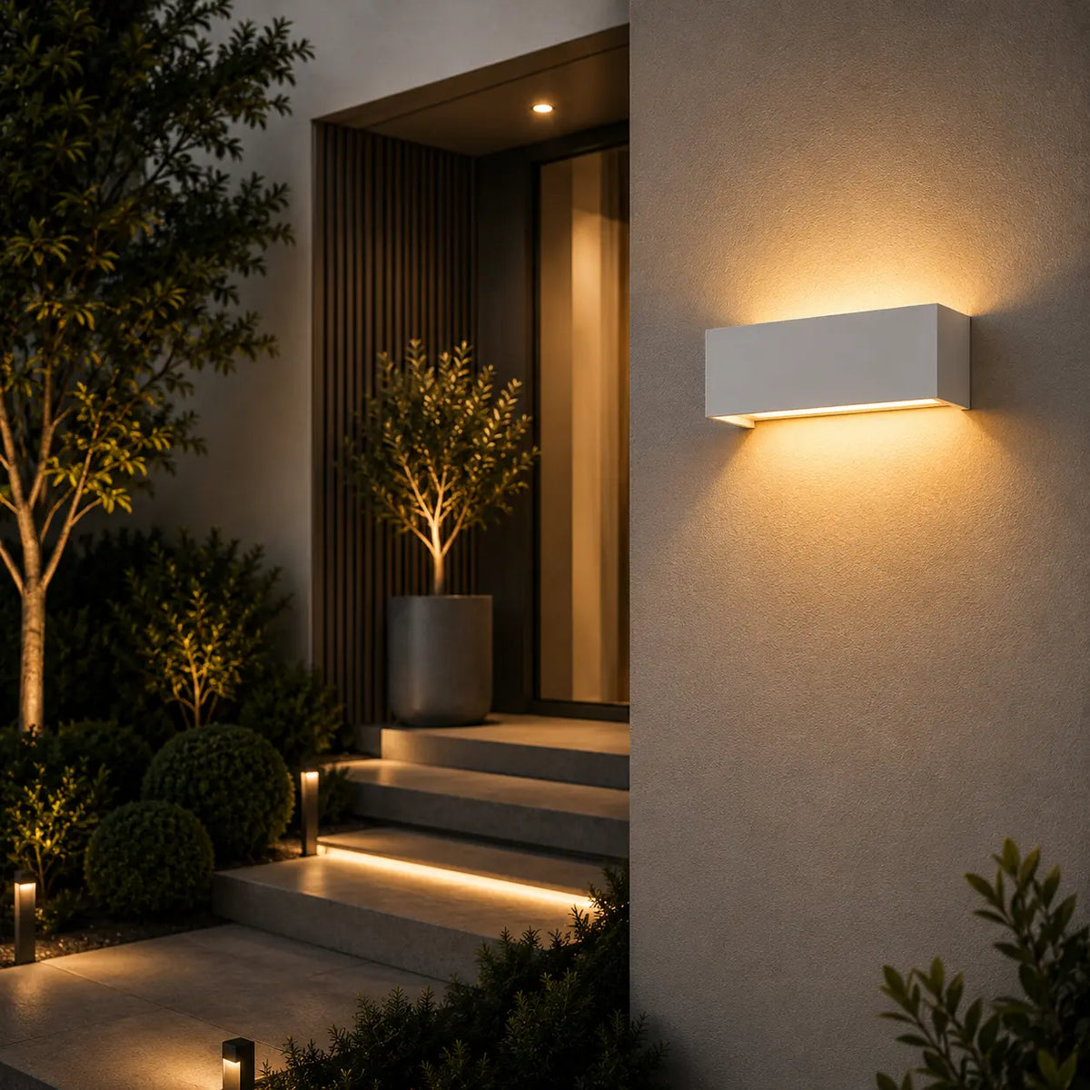 LED Außenwandleuchte rechteckig weiß (Vantoria), am Hauseingang bei Nacht