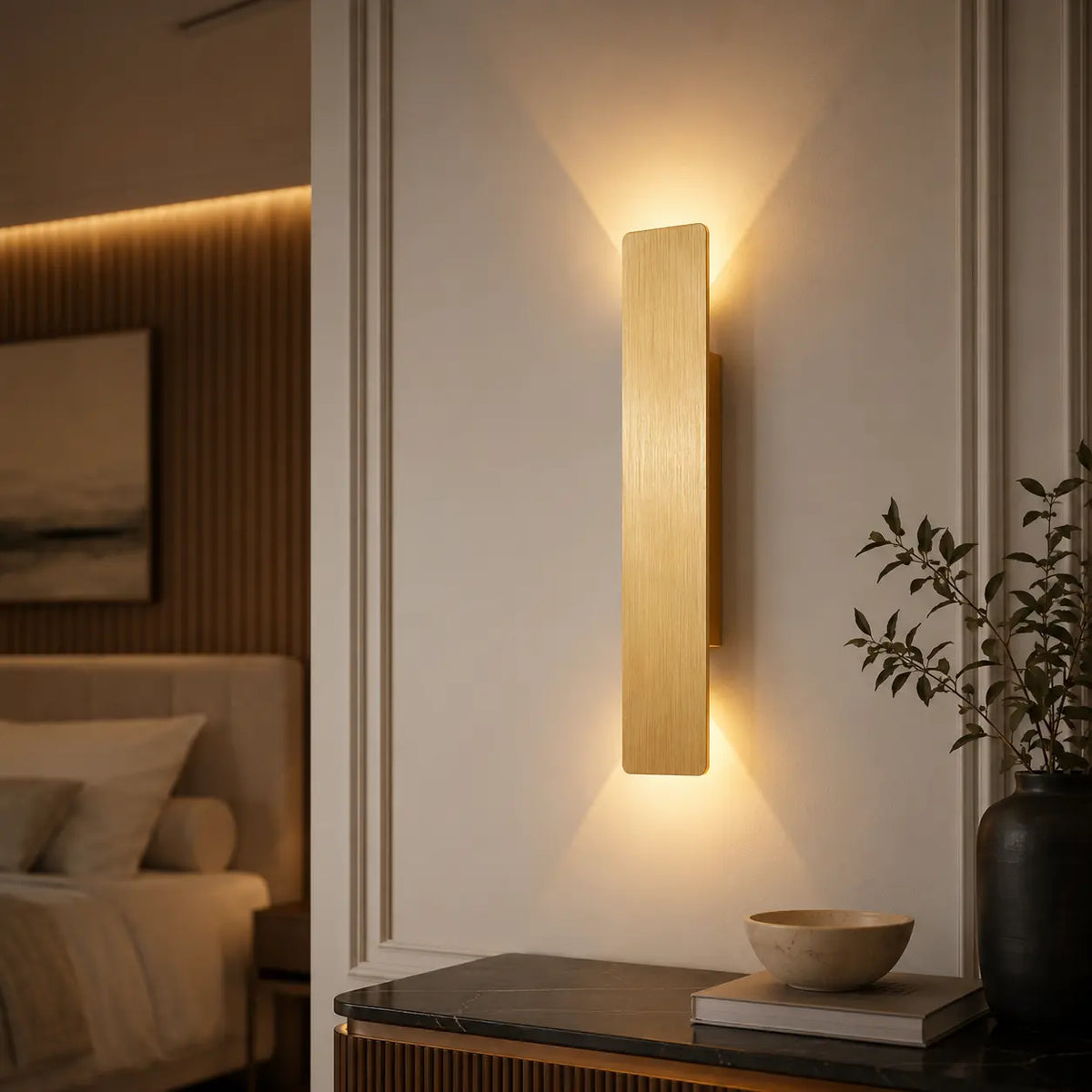 LED Wandleuchte rechteckig gebürstetes Gold (Marendel), im Schlafzimmer neben dem Bett