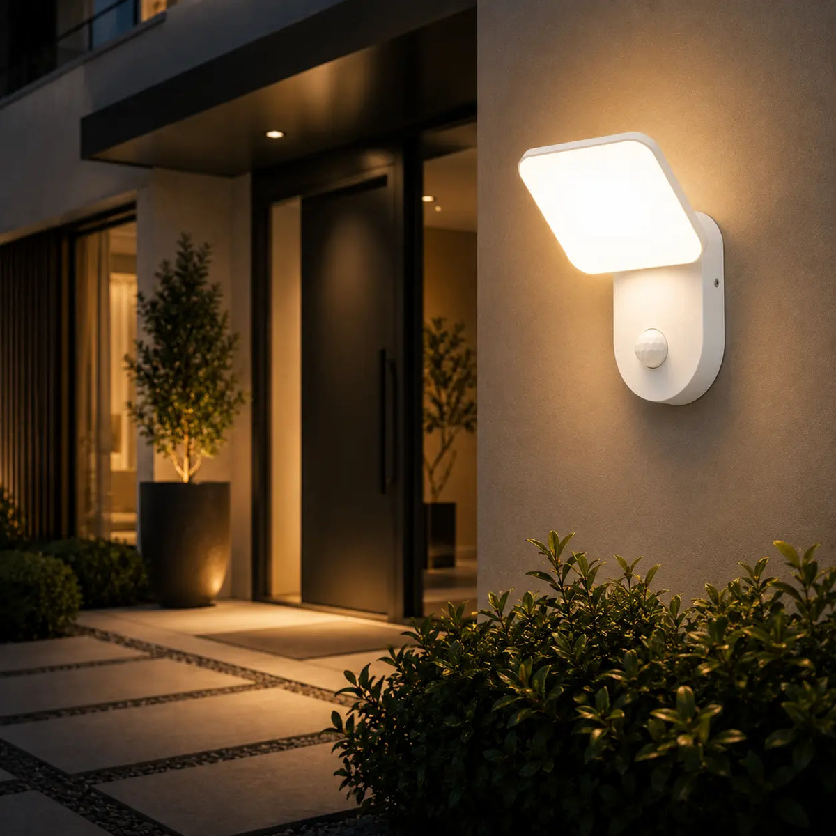 LED Außenwandleuchte mit Bewegungsmelder eckig weiß (Eoli), am Hauseingang