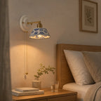 Wandleuchte Keramik Blumenmuster blau (Delfarina), im Schlafzimmer neben dem Bett