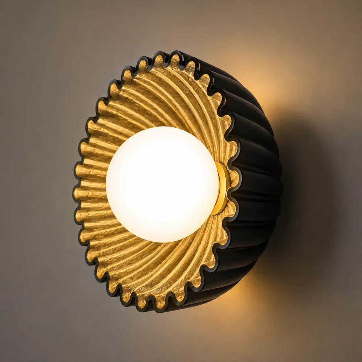Wandleuchte Muschel-Design schwarz-gold (Solvaria), Produktfoto
