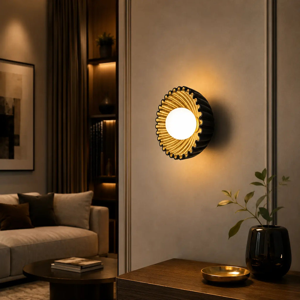 Wandleuchte Muschel-Design schwarz-gold (Solvaria), im Wohnzimmer
