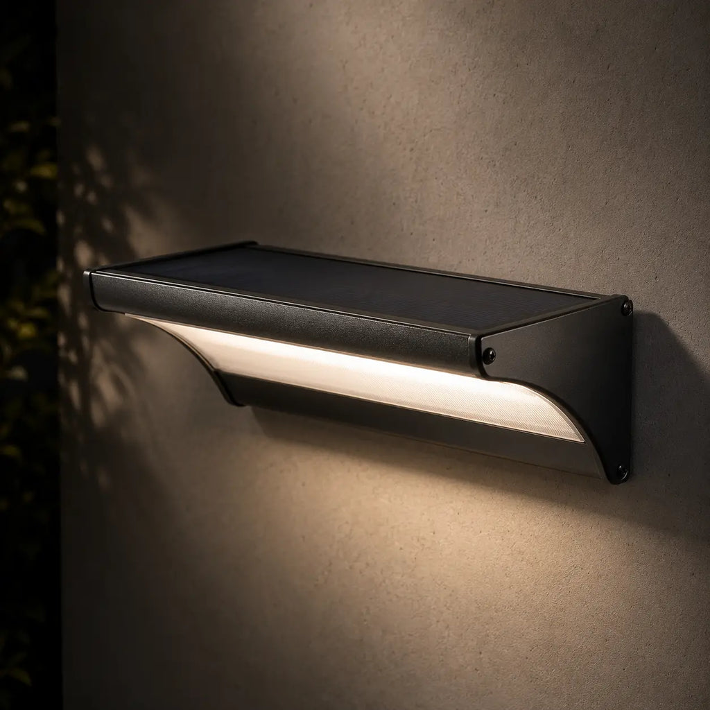 Solar Wandleuchte mit Radar-Bewegungsmelder Aluminium schwarz (Ferlion), auf der Terrasse