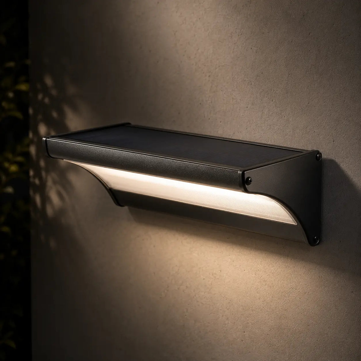 Solar Wandleuchte mit Radar-Bewegungsmelder Aluminium schwarz (Ferlion), auf der Terrasse