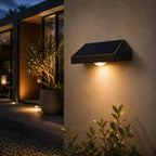 Solar Wandleuchte mit LED-Spots keilförmig schwarz (Velmora), auf der Terrasse