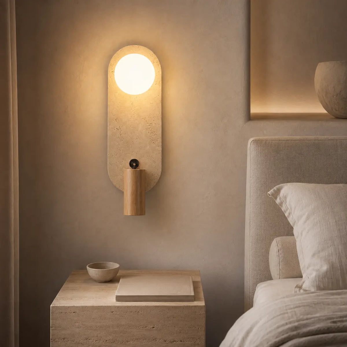 Wandleuchte Naturstein mit Schwenkspot beige (Turonda), im Schlafzimmer neben dem Bett