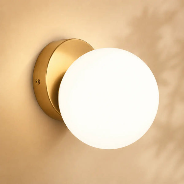 Wandleuchte Kugel Opalglas gold | Selvantis