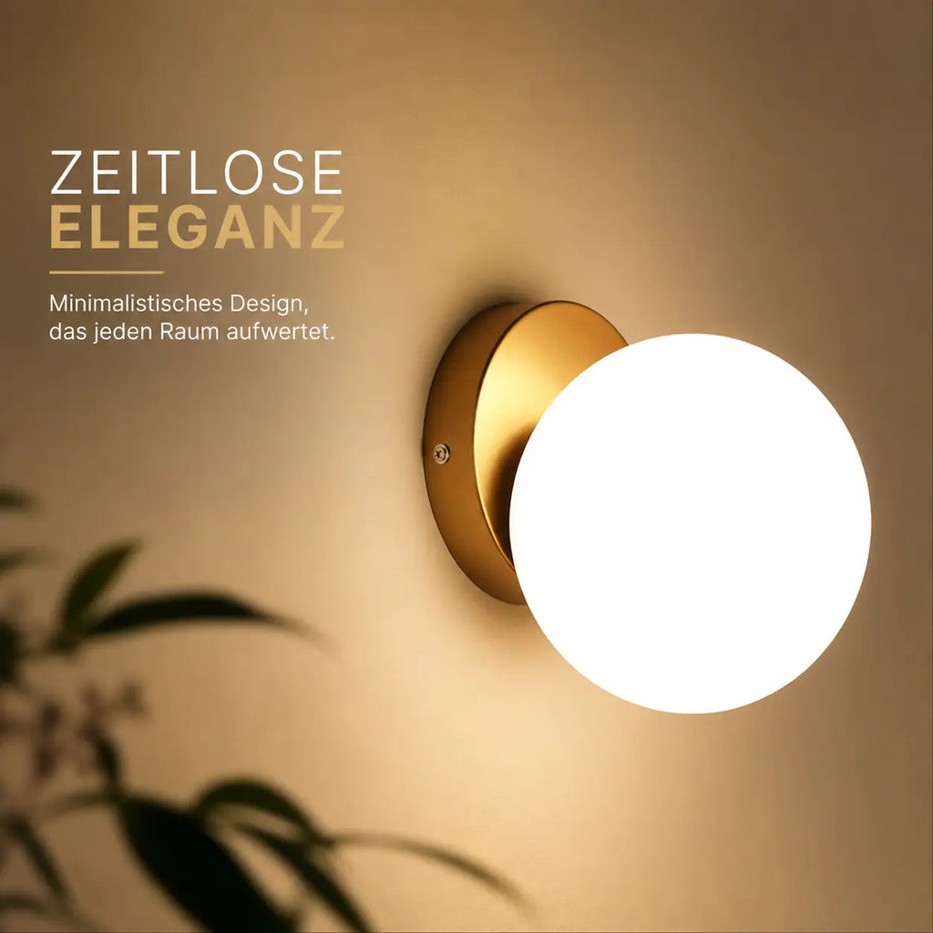 Wandleuchte Kugel Opalglas gold (Selvantis), Lichtwirkung an der Wand